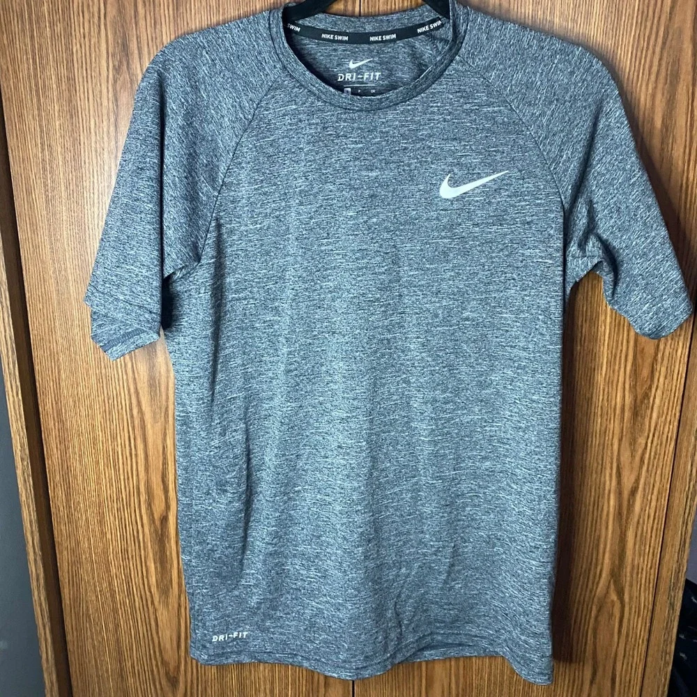Nike Swim Rash Guard Mens Small Gray Dri-FIT UPF 40+ NESSA589 Short Sleeve Shirt